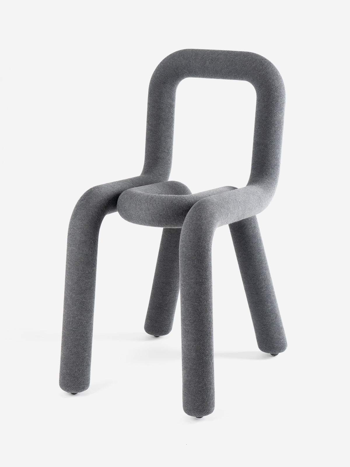Chaise Bold de Big Game - Moustache-Gris foncé, vue de trois quarts-The Woods Gallery
