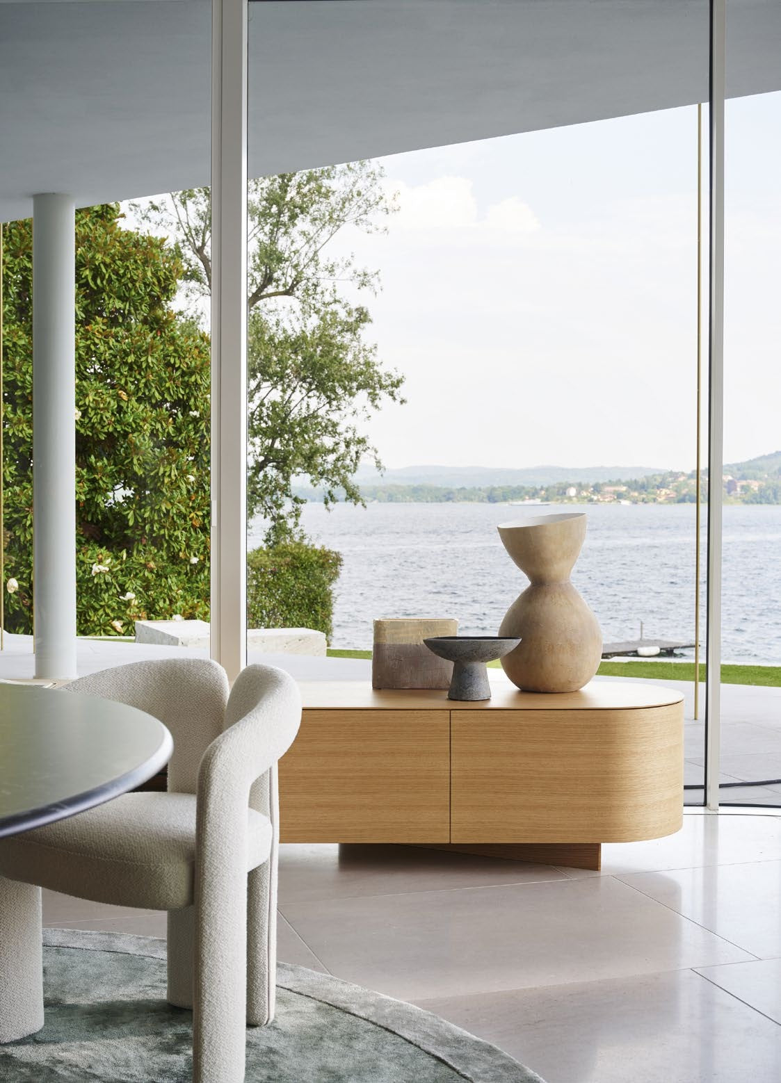 Chaise Dudet par Patricia Urquiola - Cassina-ambiance au bord du lac, chaise blanche-The Woods Gallery