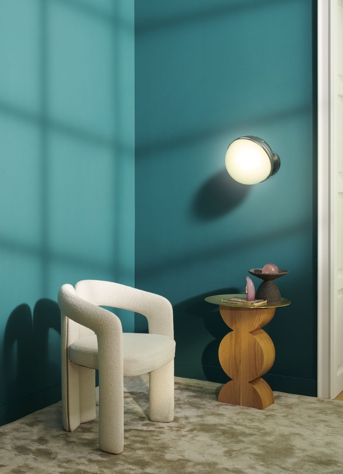 Chaise Dudet par Patricia Urquiola - Cassina-ambiance, chaise blanche devant un mur bleu canard-The Woods Gallery
