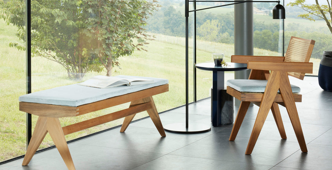 Banc 057 Civil Bench de Pierre Jeanneret - Cassina-banc et chaise devant une baie vitrée sur la campagne-Cassina