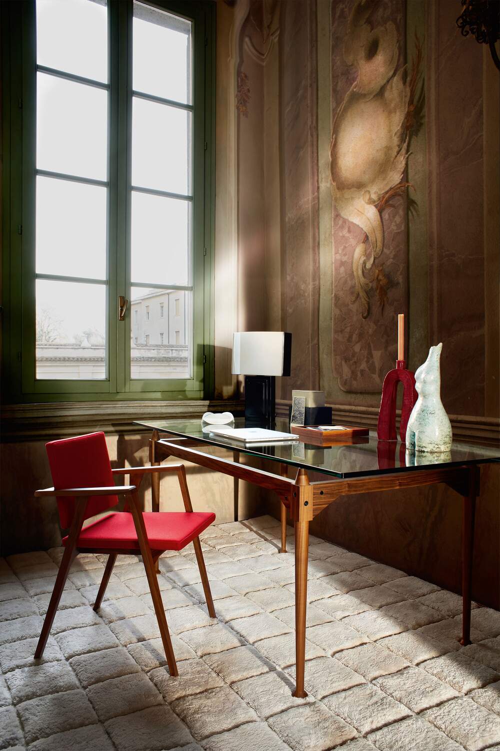 Fauteuil 832 Luisa de Franco Albini - Cassina-fauteuil rouge devant un bureau à plateau en verre-Cassina