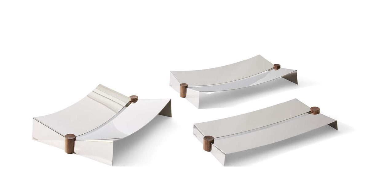 Centre de table Glyntea de Chiara Andreatti - Cassina-trois plateaux en acier poli avec boutons en bois-Cassina