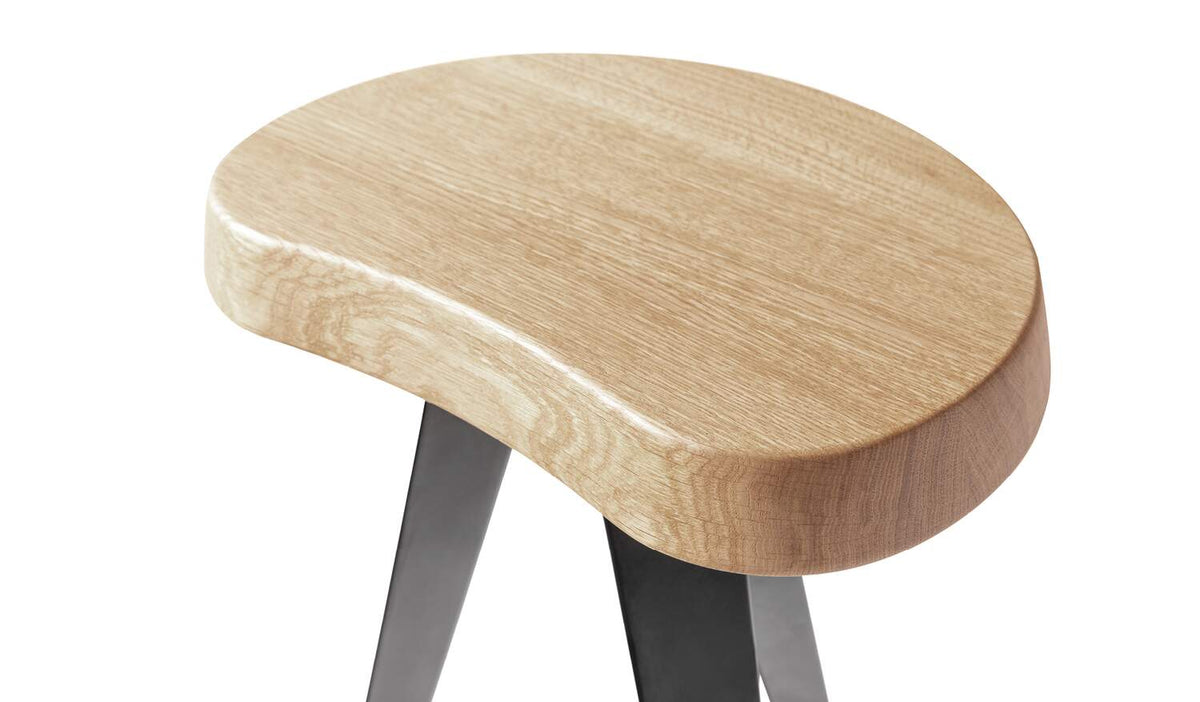 Tabouret 531 Mexique de Charlotte Perriand - Cassina-assise en chêne et pieds noirs, vue rapprochée-Cassina