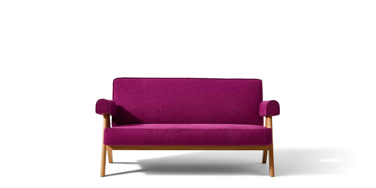 Canapé 053 Capitol Complex de Pierre Jeanneret - Cassina-vue de face, deux places, tissu fuchsia, pieds en bois-Cassina