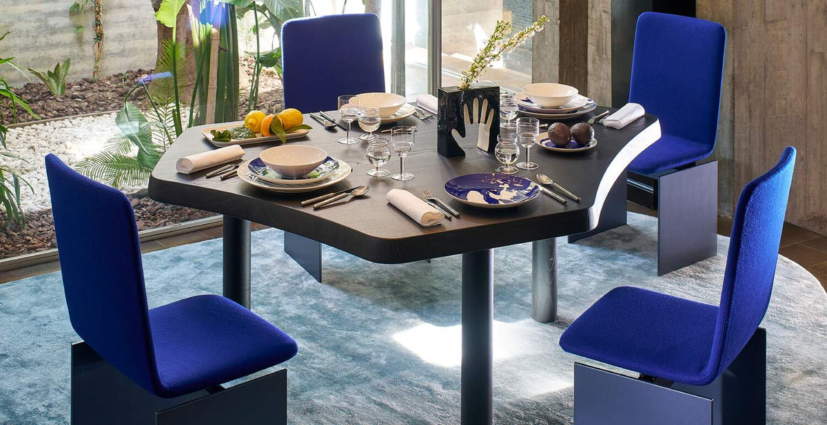 Table 545 Montparnasse de Charlotte Perriand - Cassina-en situation à table, chaises bleues-Cassina