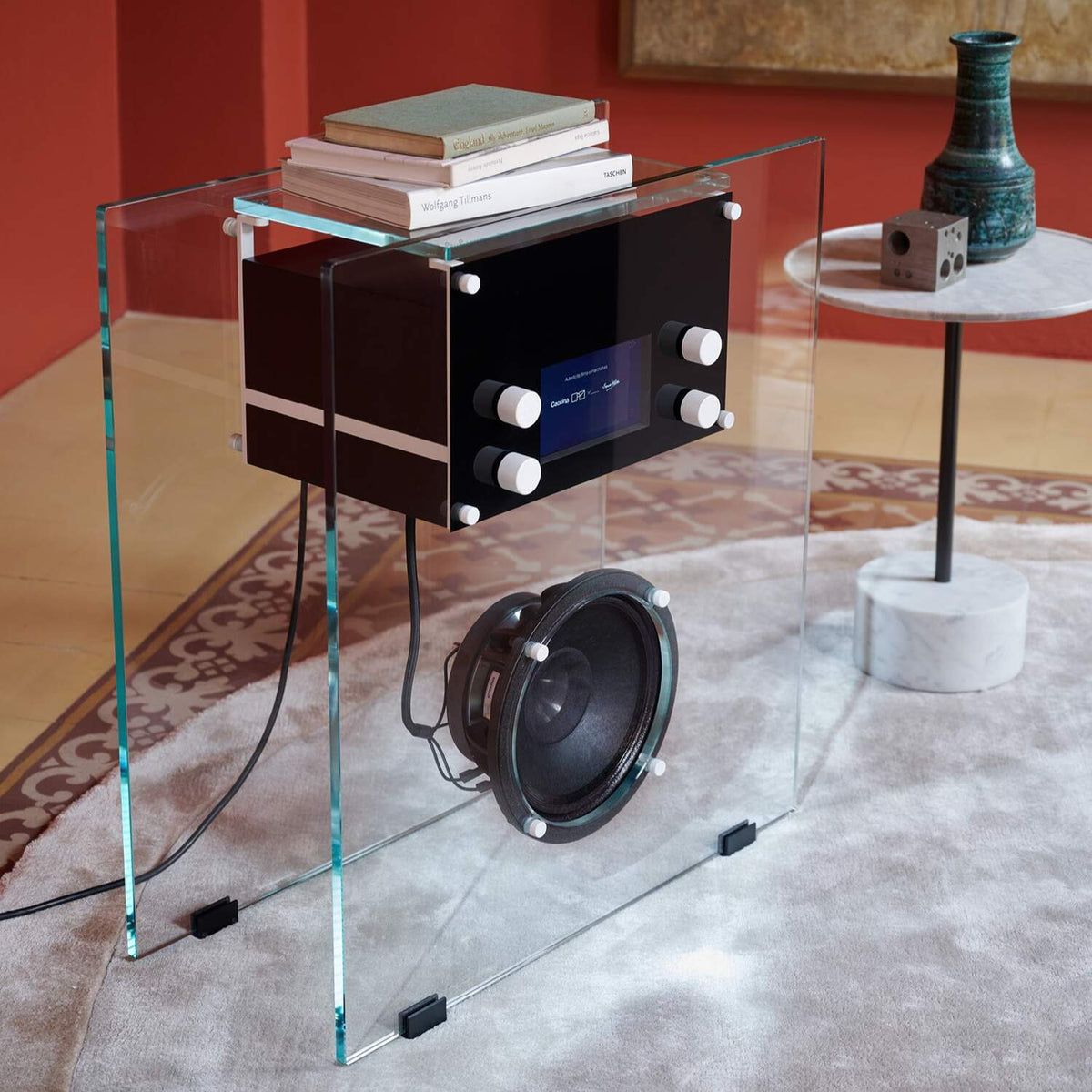 Radio in Cristallo de Franco Albini - Cassina-en situation sur un tapis, coffre en verre-Cassina
