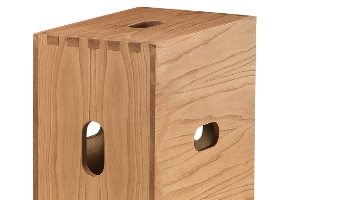 Tabouret LC14 Maison du Brésil par Le Corbusier - Cassina-détail de la poignée oblongue du tabouret Cabanon-The Woods Gallery