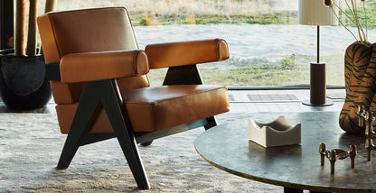 Fauteuil 053 Capitol Complex de Pierre Jeanneret - Cassina-en situation dans un salon, cuir cognac-Cassina
