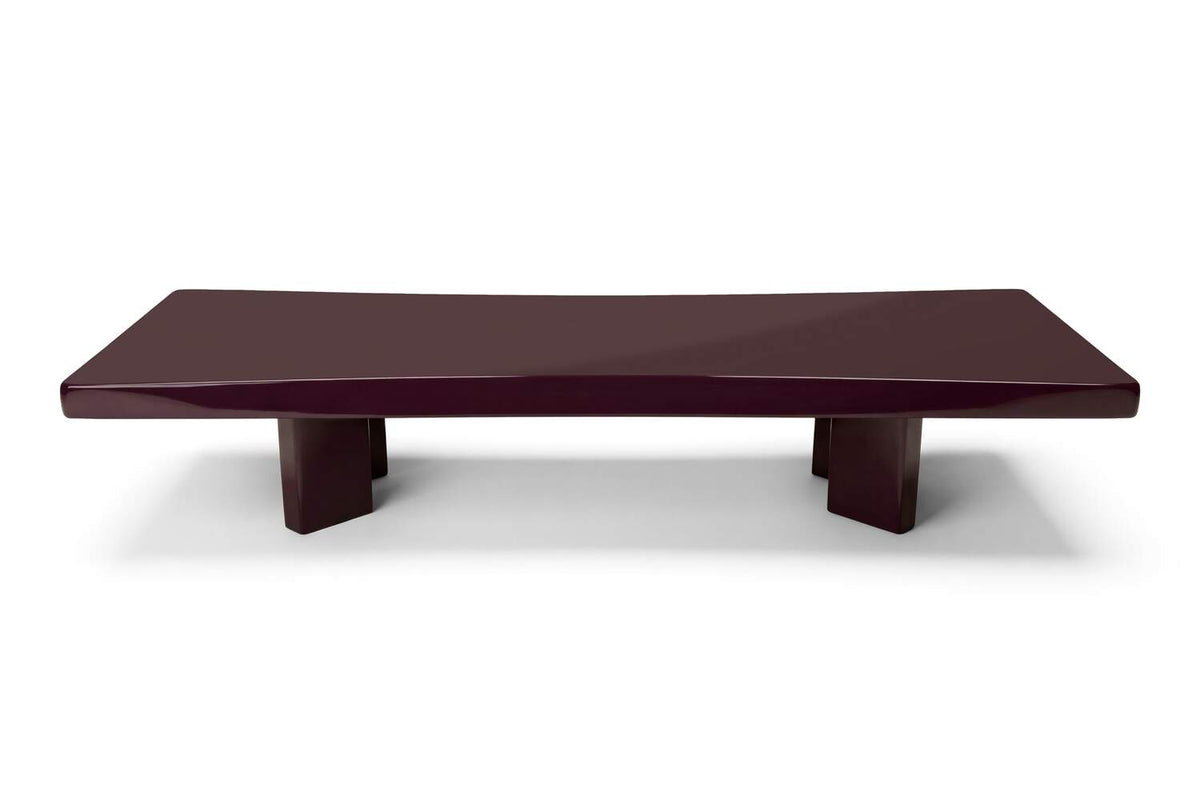 Table basse 515 Plana de Charlotte Perriand - Cassina-vue de face, plateau laqué prune sur pieds épais-Cassina