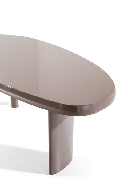 Table 525 en forme libre de Charlotte Perriand - Cassina-bord du plateau laqué brillant taupe et pied-Cassina