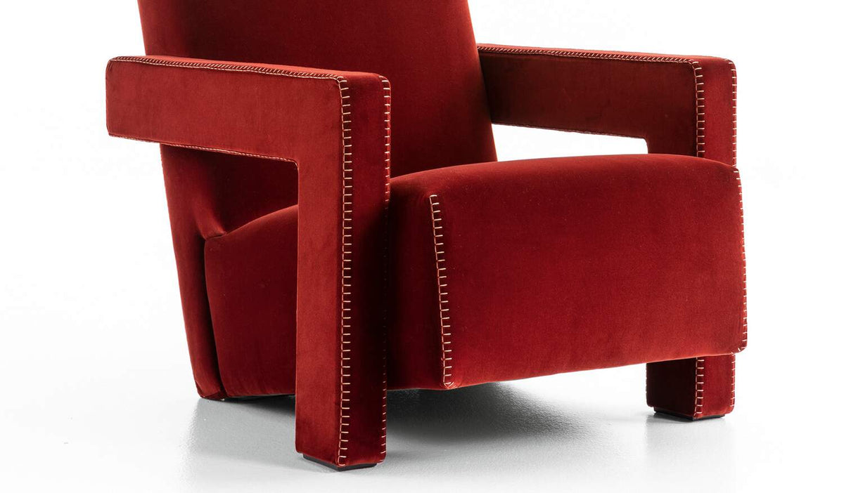 Fauteuil 637 Utrecht XL de Gerrit Thomas Rietveld - Cassina-vue de trois quarts, velours rouge à surpiqûres-Cassina