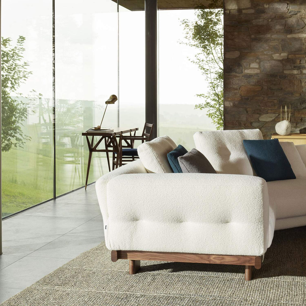 Canapé Sengu de Patricia Urquiola - Cassina-ambiance séjour vitré-The Woods Gallery