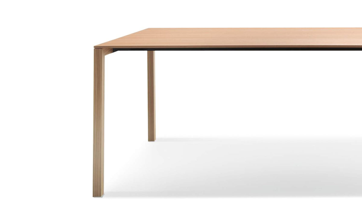 Table Naan de Piero Lissoni - Cassina-placage chêne naturel, vue de trois quarts-The Woods Gallery