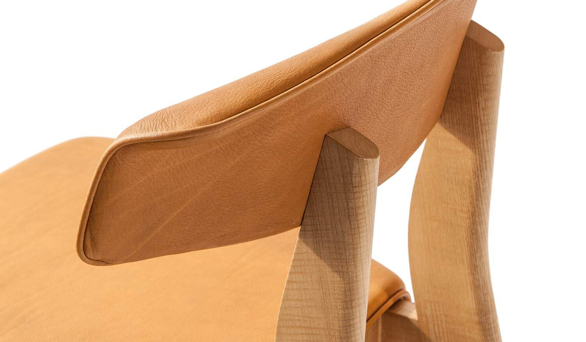 Chaise Back-Wing de Patricia Urquiola - Cassina-détail du dossier enveloppant-The Woods Gallery