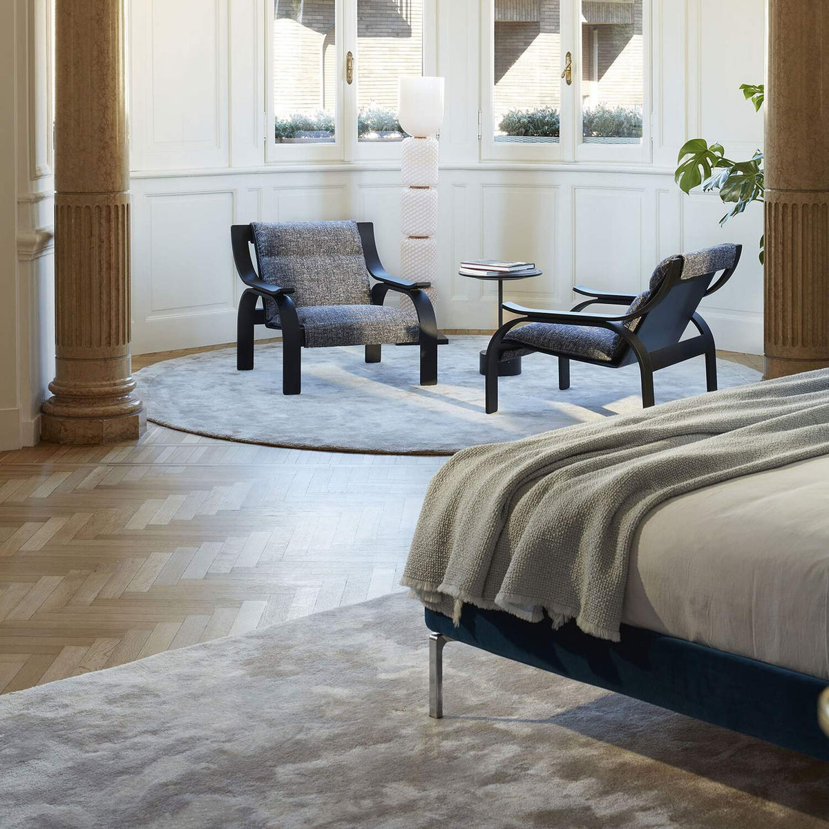 Fauteuil Woodline de Marco Zanuso - Cassina-en situation dans une chambre, structure bois noir-Cassina