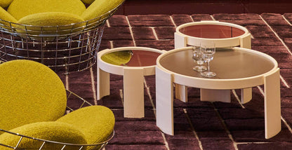 Tables gigognes 780/783 de Gianfranco Frattini - Cassina-en situation sur un tapis, trois tables en gigogne-Cassina