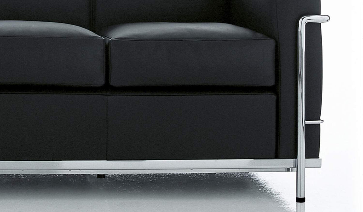 Canapé 2 Grand Confort (LC2) petit modèle, trois places - Cassina-détail des coussins en cuir noir et de la structure chromée-Cassina