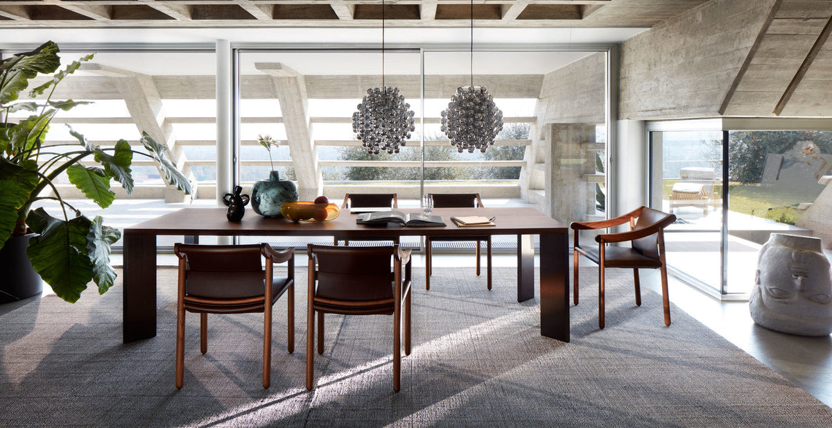 Chaise 905 de Vico Magistretti - Cassina-table et chaises en bois dans un séjour lumineux-Cassina