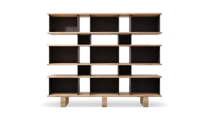 Bibliothèque 526 Nuage de Charlotte Perriand - Cassina-vue de face, étagères en chêne et fonds noirs-Cassina