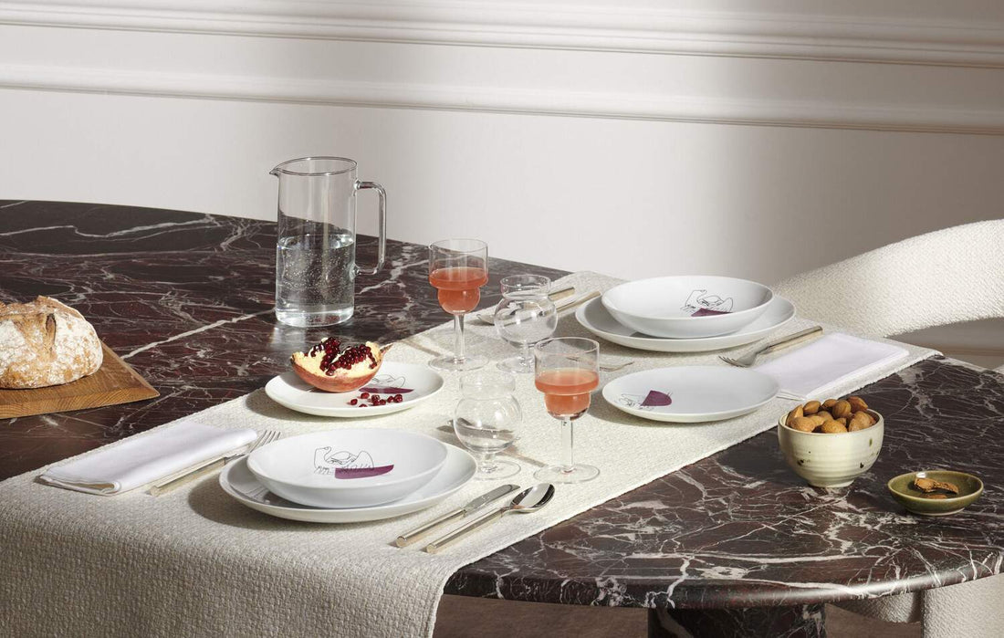 Assiettes Service Prunier de Le Corbusier - Cassina-table dressée avec assiettes, verres et carafe sur marbre-Cassina