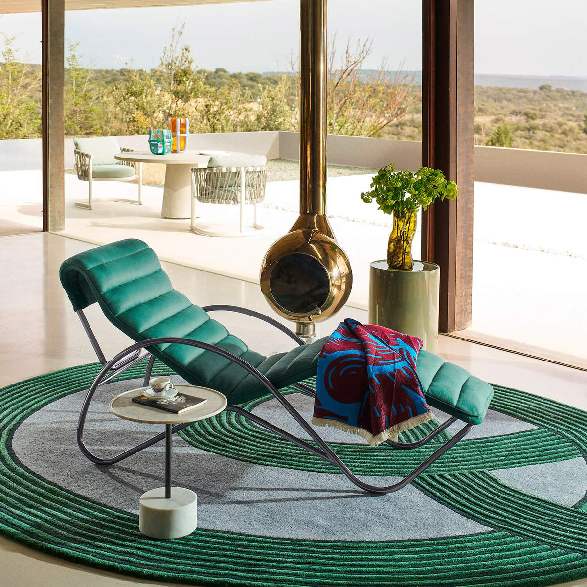 Chaise longue 546 Indochine de Charlotte Perriand - Cassina-en situation près d&