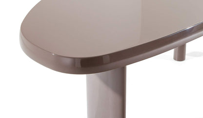 Table 525 en forme libre de Charlotte Perriand - Cassina-détail du plateau laqué taupe brillant-Cassina