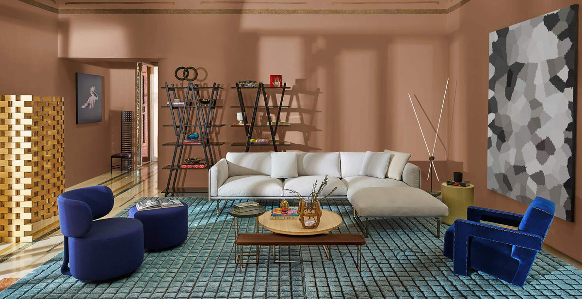 Bibliothèque 114 Nuvola Rossa de Vico Magistretti - Cassina-salon coloré avec canapé clair et fauteuils bleus-Cassina