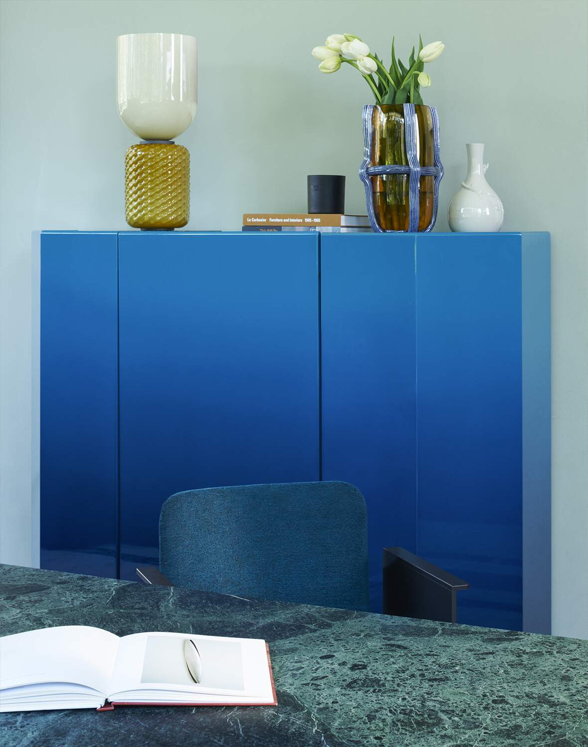 Meuble Bramante de Kazuhide Takahama - Cassina-laque nuancée bleue en ambiance-The Woods Gallery