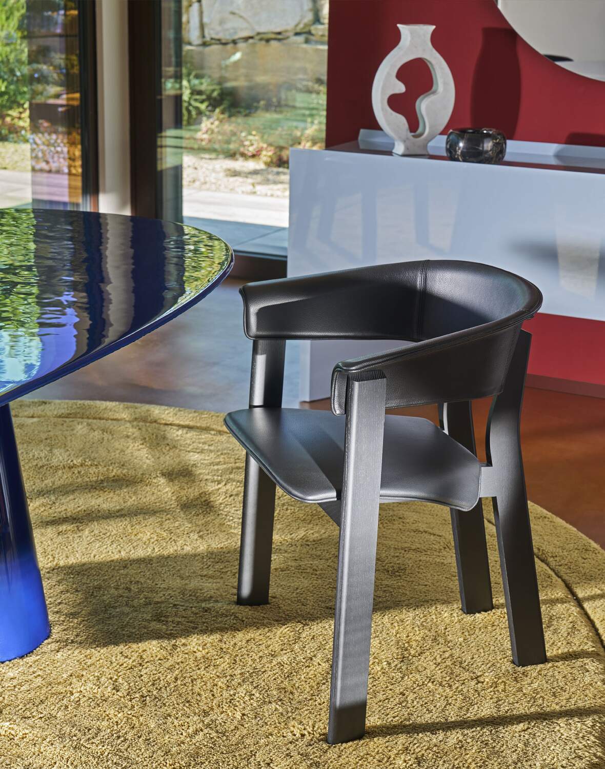 Chaise Back-Wing de Patricia Urquiola - Cassina-chaise avec accoudoirs noire en ambiance-The Woods Gallery