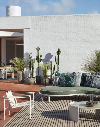 Fauteuil 1 dossier basculant (LC1), Outdoor - Cassina-en situation sur une terrasse blanche, structure blanche-Cassina