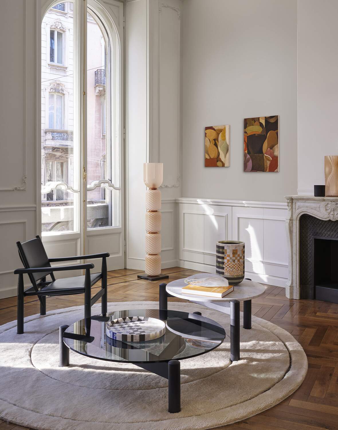 Fauteuil 533 Doron Hotel de Charlotte Perriand - Cassina-fauteuil noir en cuir dans un salon avec tables basses-Cassina