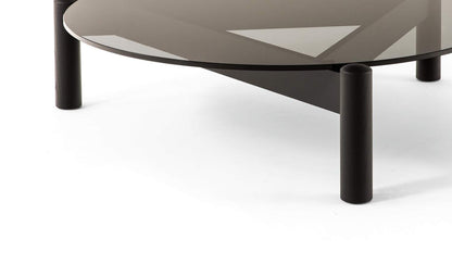 Table 535 à plateau interchangeable de Charlotte Perriand - Cassina-détail du plateau en verre fumé et des pieds noirs-Cassina