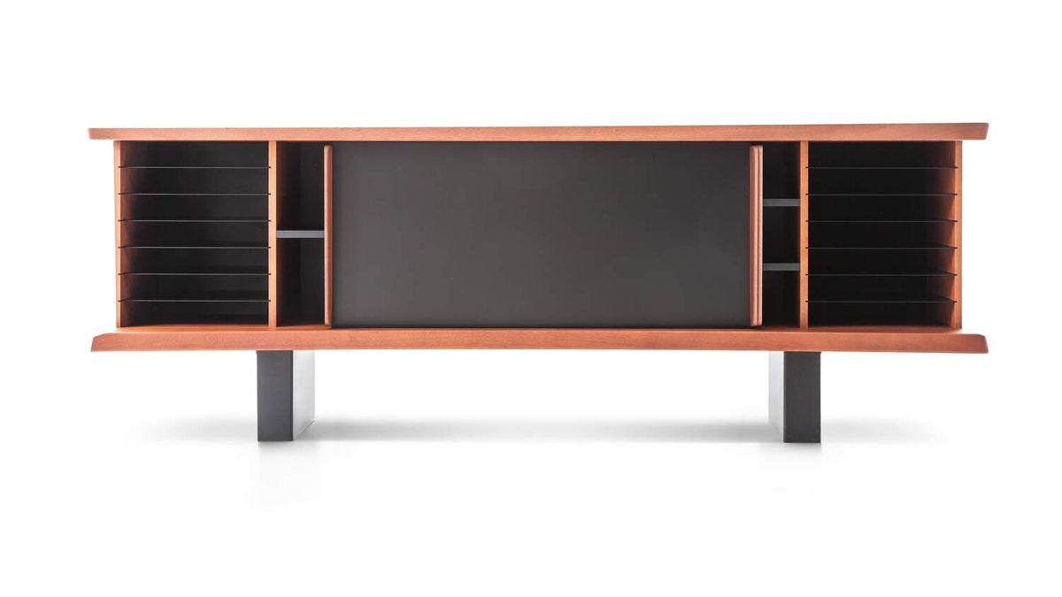 Enfilade 513 Riflesso de Charlotte Perriand - Cassina - Livraison rapide-acajou, portes en aluminium noir, vue de trois quarts-The Woods Gallery