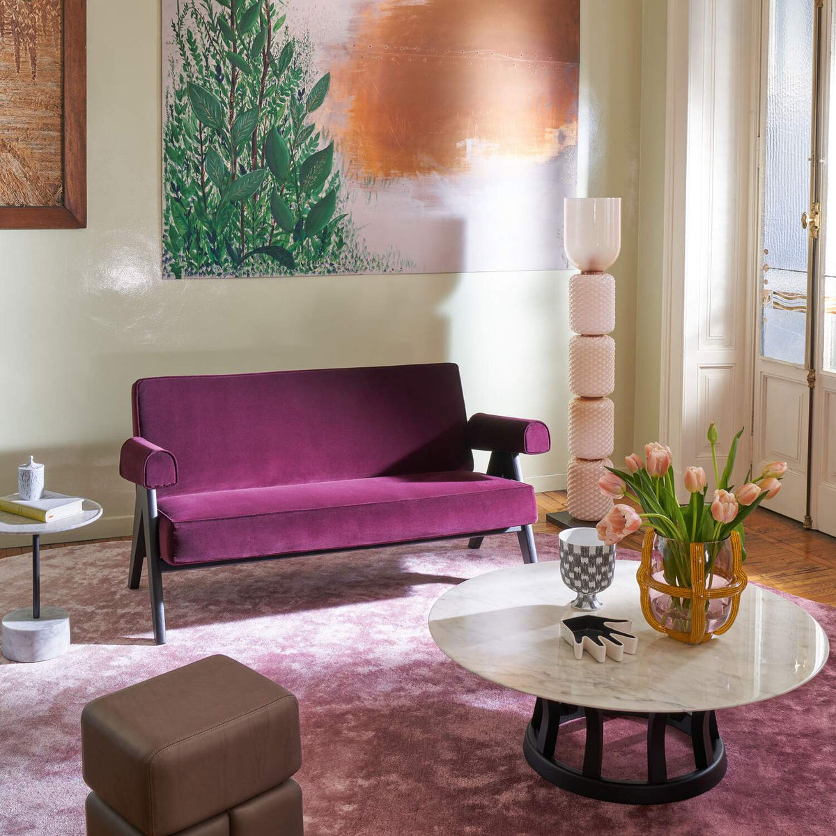 Canapé 053 Capitol Complex de Pierre Jeanneret - Cassina-canapé violet en velours dans un salon-Cassina