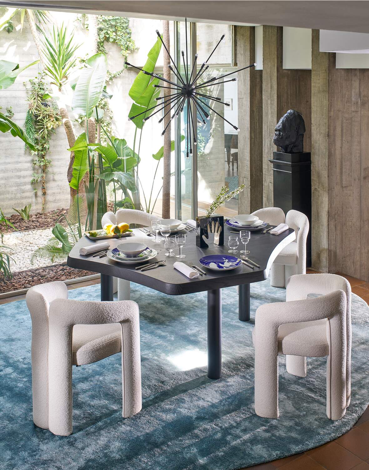 Table 545 Montparnasse de Charlotte Perriand - Cassina-en situation dans une salle à manger, avec chaises bouclées-Cassina