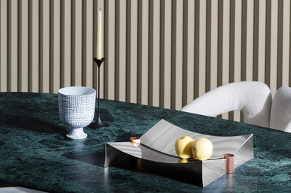 Centre de table Glyntea de Chiara Andreatti - Cassina-coupe en acier sur table en marbre vert-Cassina