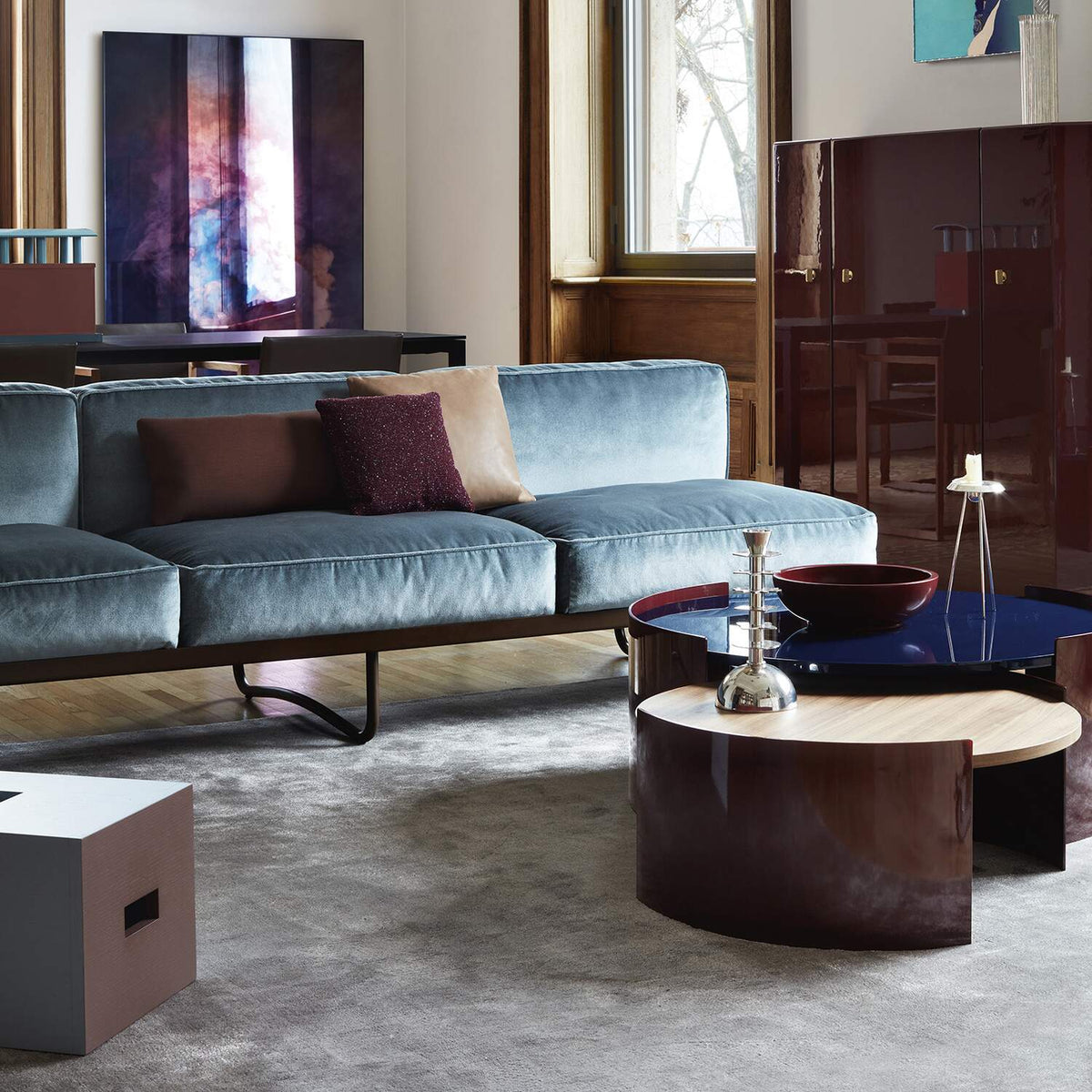 Canapé 5 Appartement Le Corbusier (LC5) - Cassina-en situation dans un salon, canapé en velours bleu-Cassina