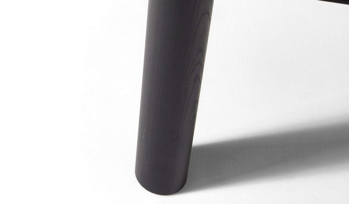 Table 545 Montparnasse de Charlotte Perriand - Cassina-gros plan sur un pied rond en bois noir-Cassina