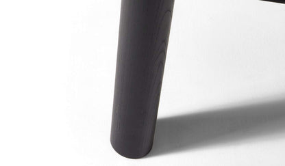 Table 545 Montparnasse de Charlotte Perriand - Cassina-gros plan sur un pied rond en bois noir-Cassina