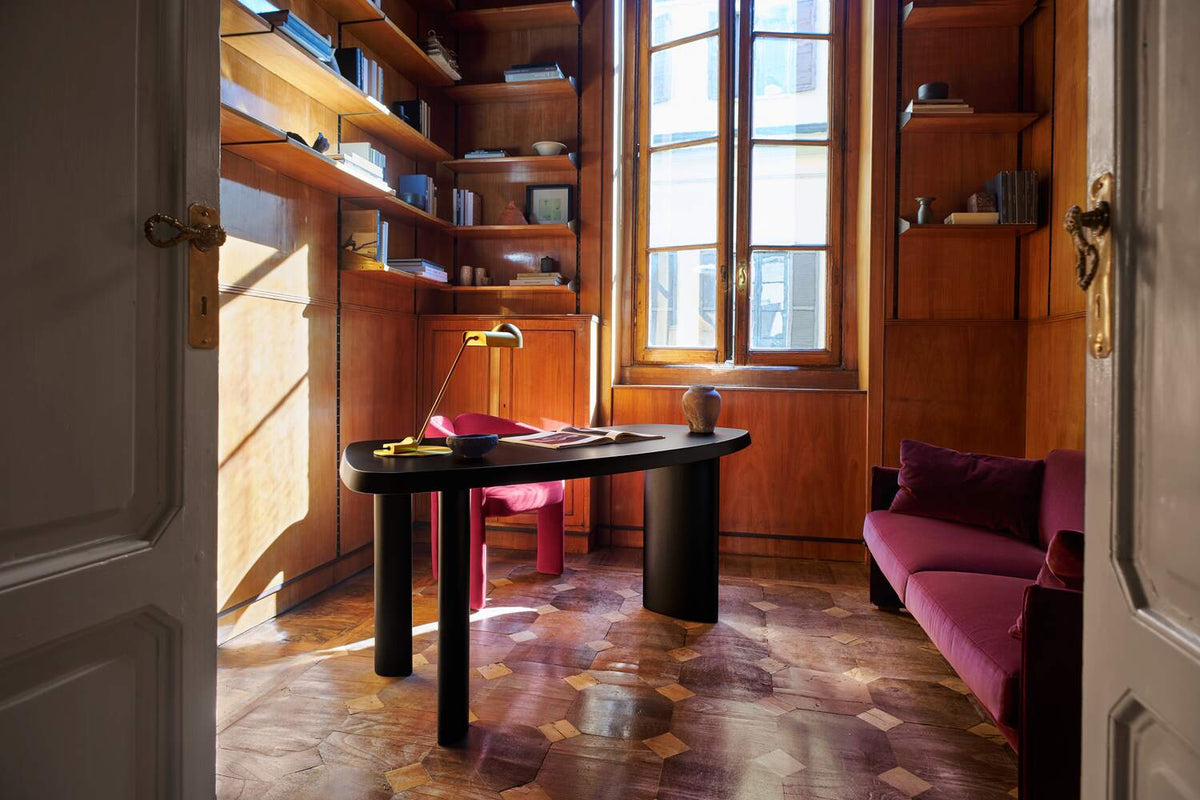 Petit bureau 538 en forme libre de Charlotte Perriand - Cassina-bureau noir de forme libre dans une bibliothèque en bois-Cassina