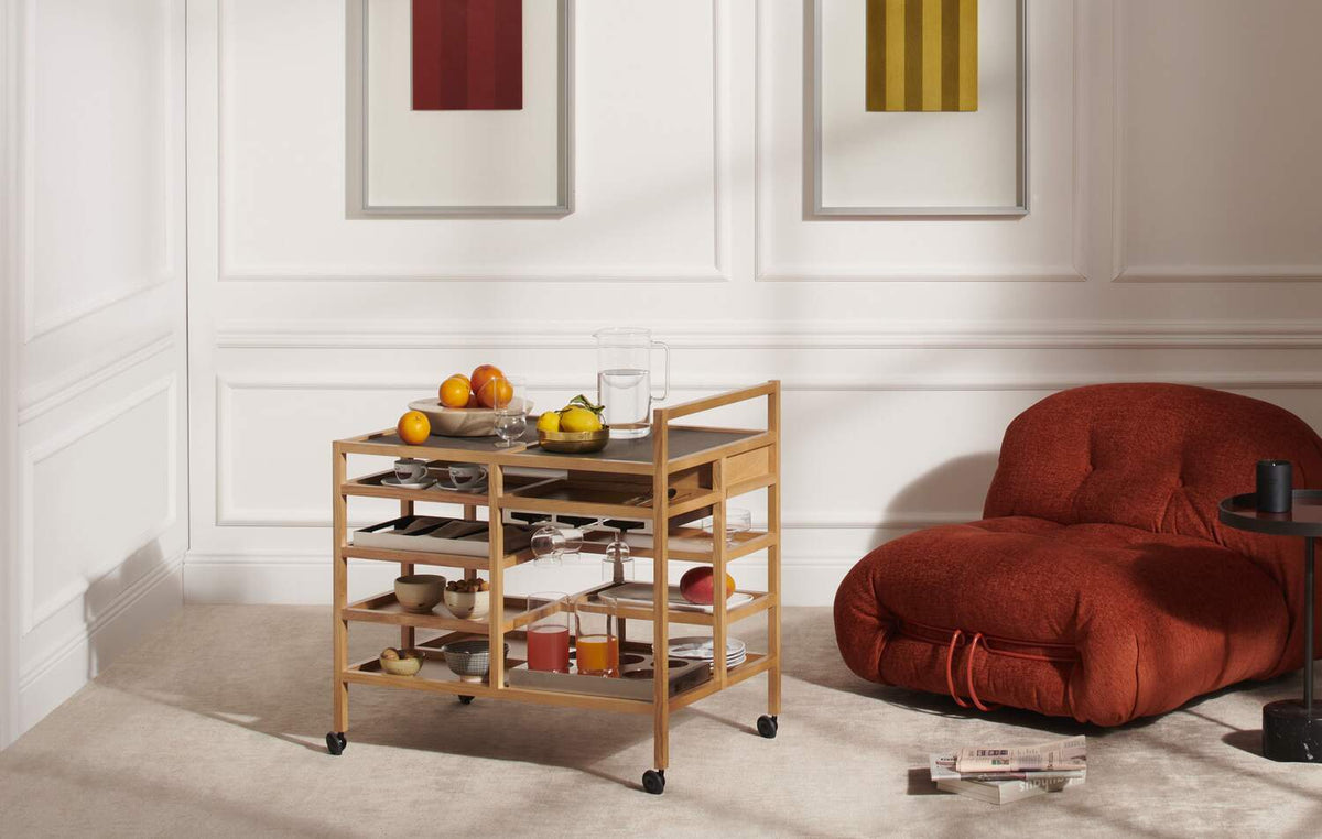 Desserte Serving Cart de Bodil Kjær - Cassina-en situation dans un salon, avec pouf rouge-Cassina