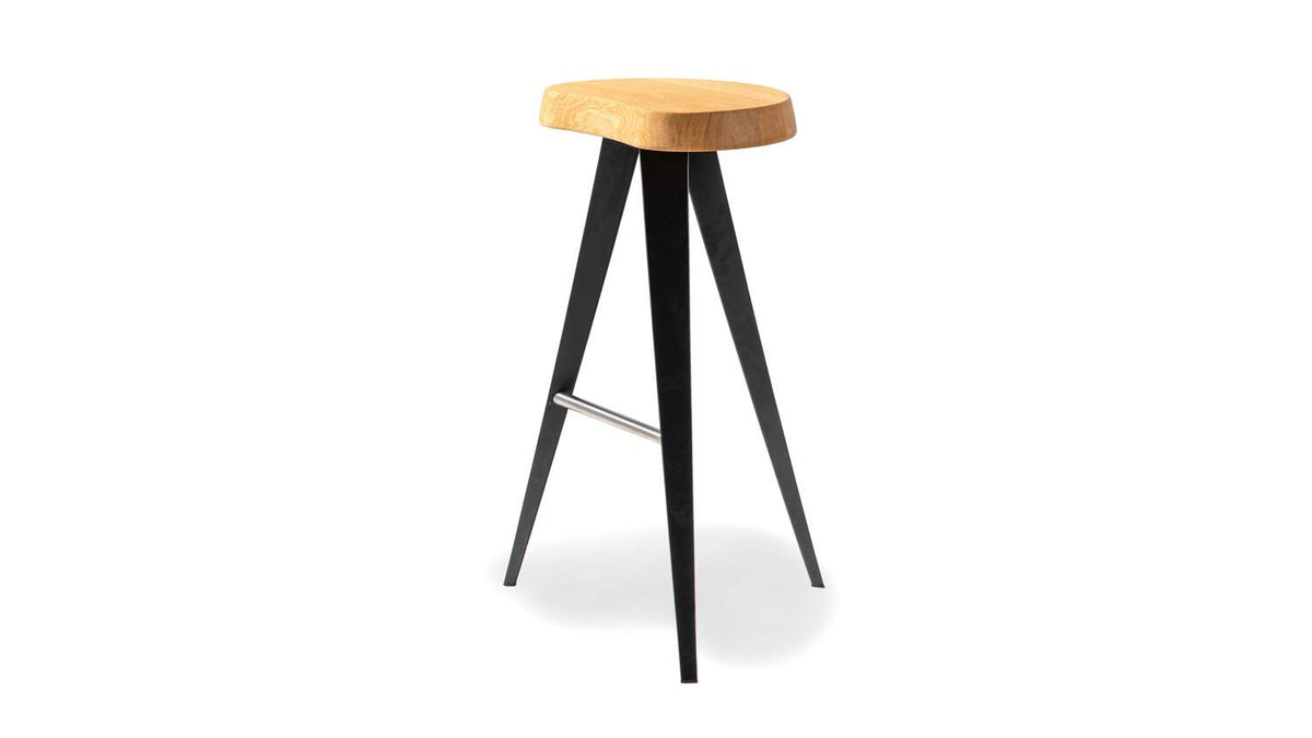 Tabouret 531 Mexique de Charlotte Perriand - Cassina-vue de trois quarts, assise en chêne et pieds noirs-Cassina