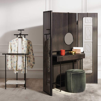 Valet Stay Clothes Stand de Neri&amp;Hu - Cassina-en situation avec paravent, coiffeuse et pouf vert-Cassina