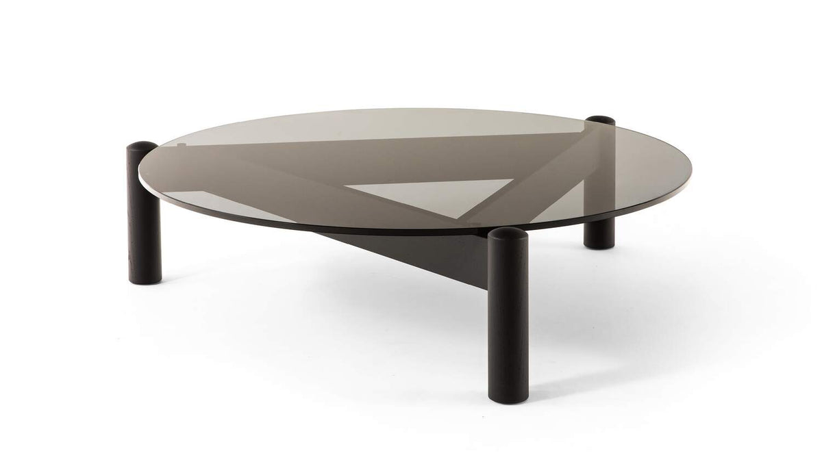 Table 535 à plateau interchangeable de Charlotte Perriand - Cassina-vue de trois quarts, plateau en verre fumé et pieds noirs-Cassina