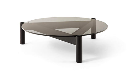 Table 535 à plateau interchangeable de Charlotte Perriand - Cassina-vue de trois quarts, plateau en verre fumé et pieds noirs-Cassina