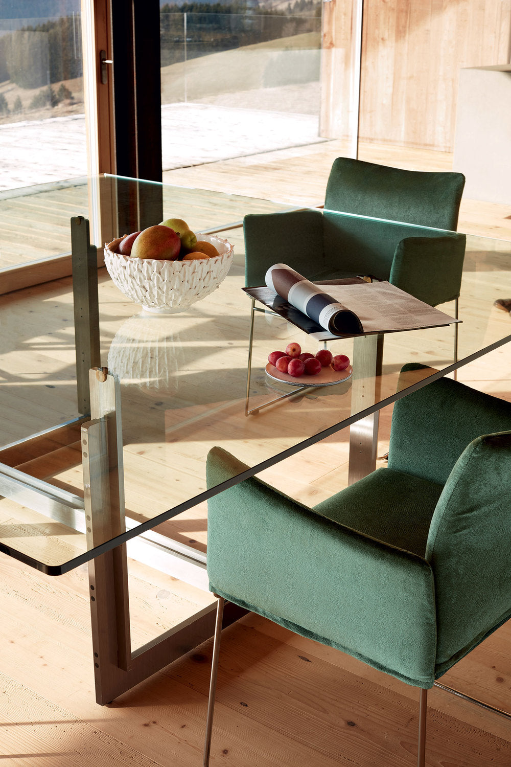 Table W02 Sarpi de Carlo Scarpa - Cassina-en situation, plateau en verre, fauteuils verts-Cassina