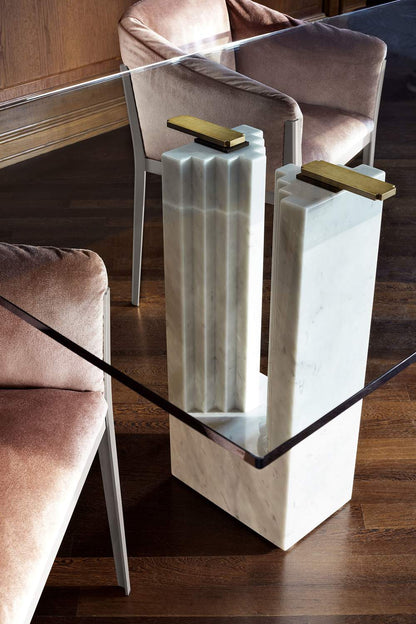 Table W04 Delfi de Marcel Breuer et Carlo Scarpa - Cassina-pied en marbre cannelé, fauteuils roses derrière-Cassina