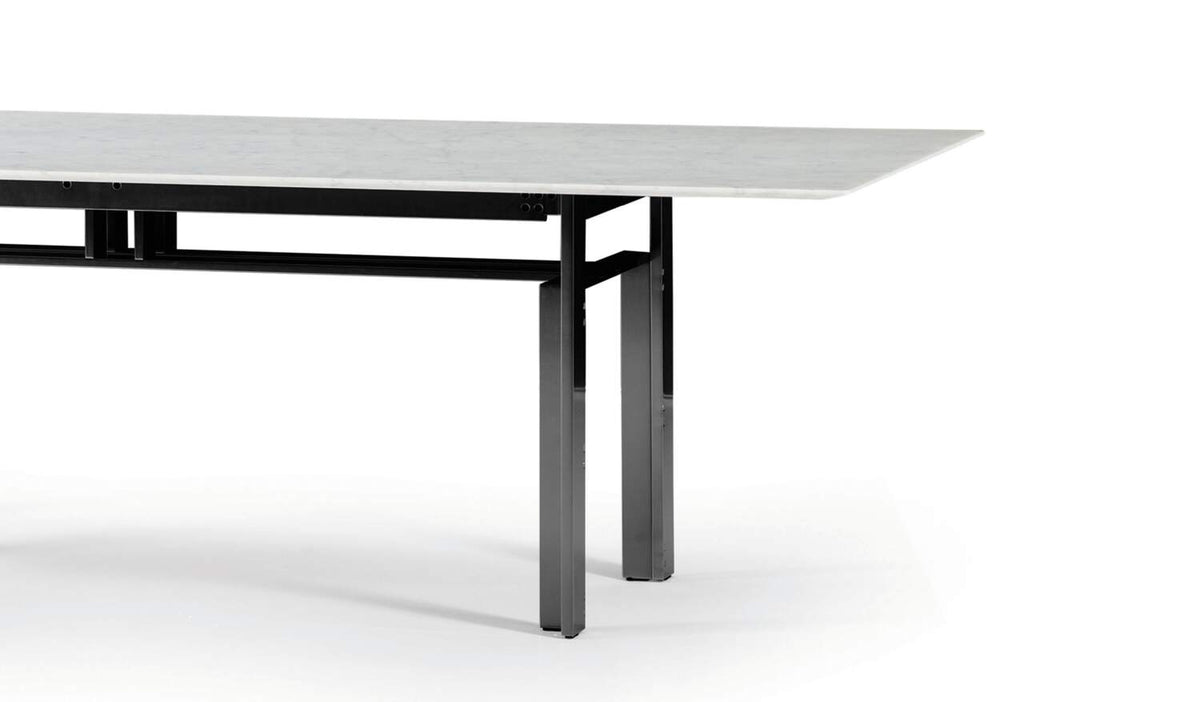 Table W01 Doge de Carlo Scarpa - Cassina-gros plan sur le plateau en marbre blanc et pieds noirs-Cassina