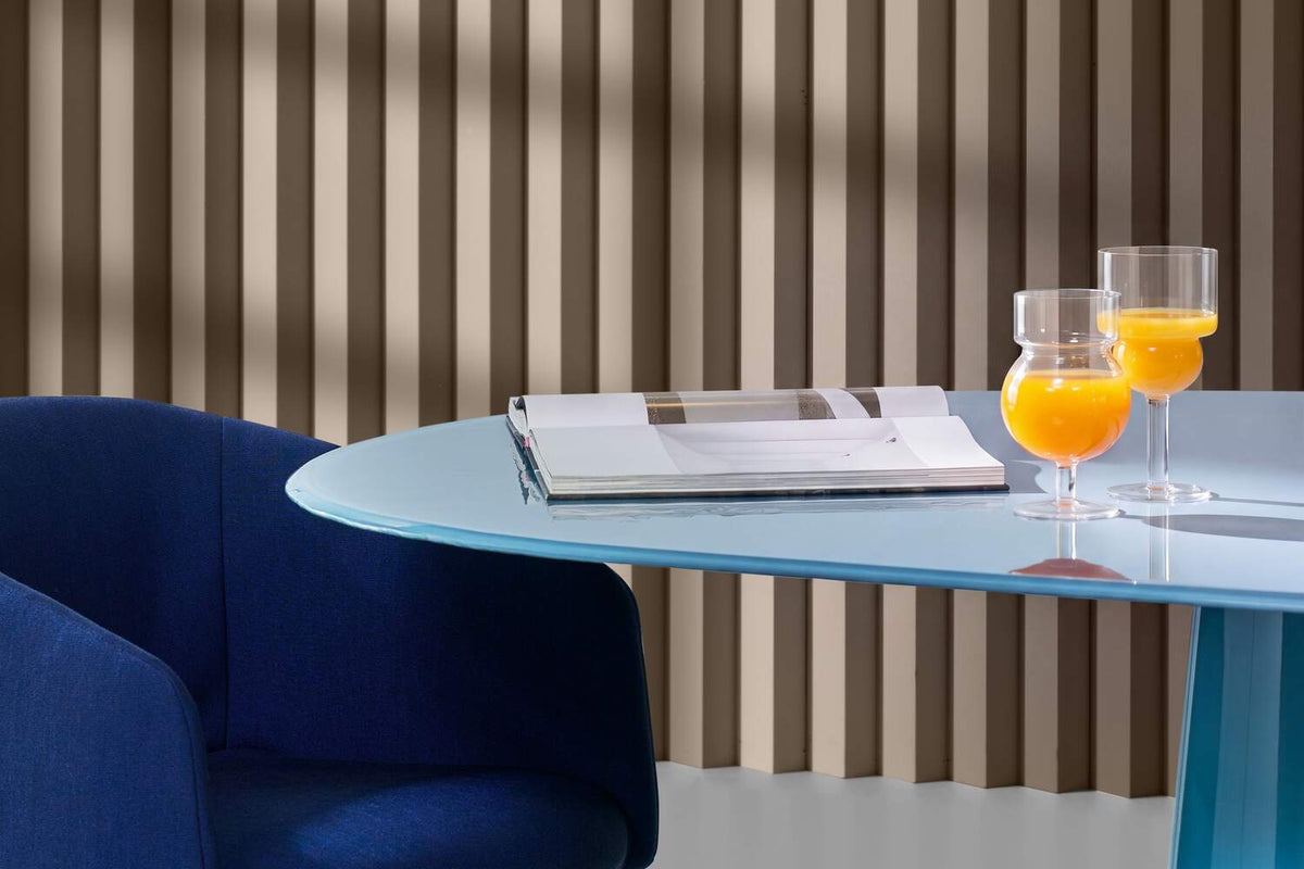 Verres Sferico de Joe Colombo - Cassina-en situation sur une table bleue, jus d&