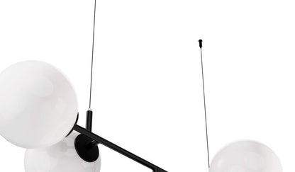 Suspension Starburst - Cassina-gros plan sur les globes blancs et les tiges noires-Cassina